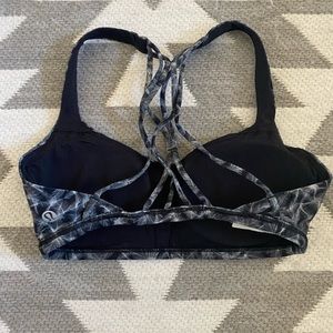 •Lululemon sports bra•